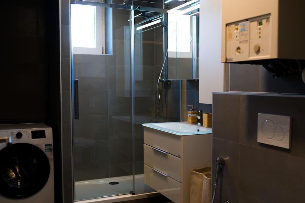 Apartament Comfortable 2br Apt With Parking, Wi-fi Near Center, Wein, Austria